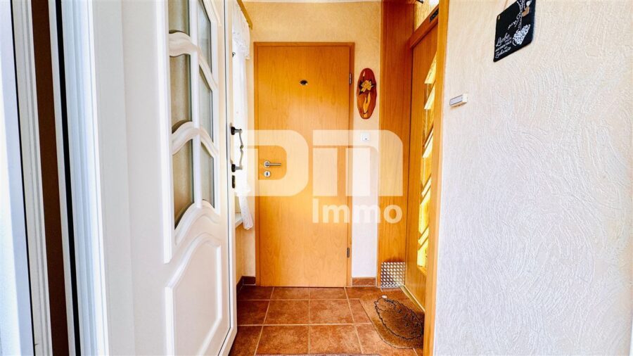 Solides Fachwerkhaus mit Nebengebäude in idyllischer Lage mit Garten und Garage - EG Haupteingang Windfang